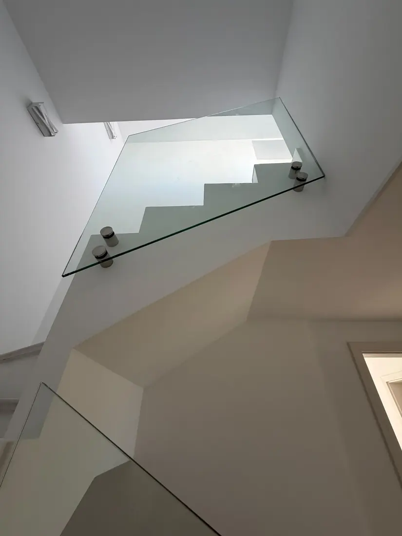 Barandilla de cristal para escalera interior en Marbella