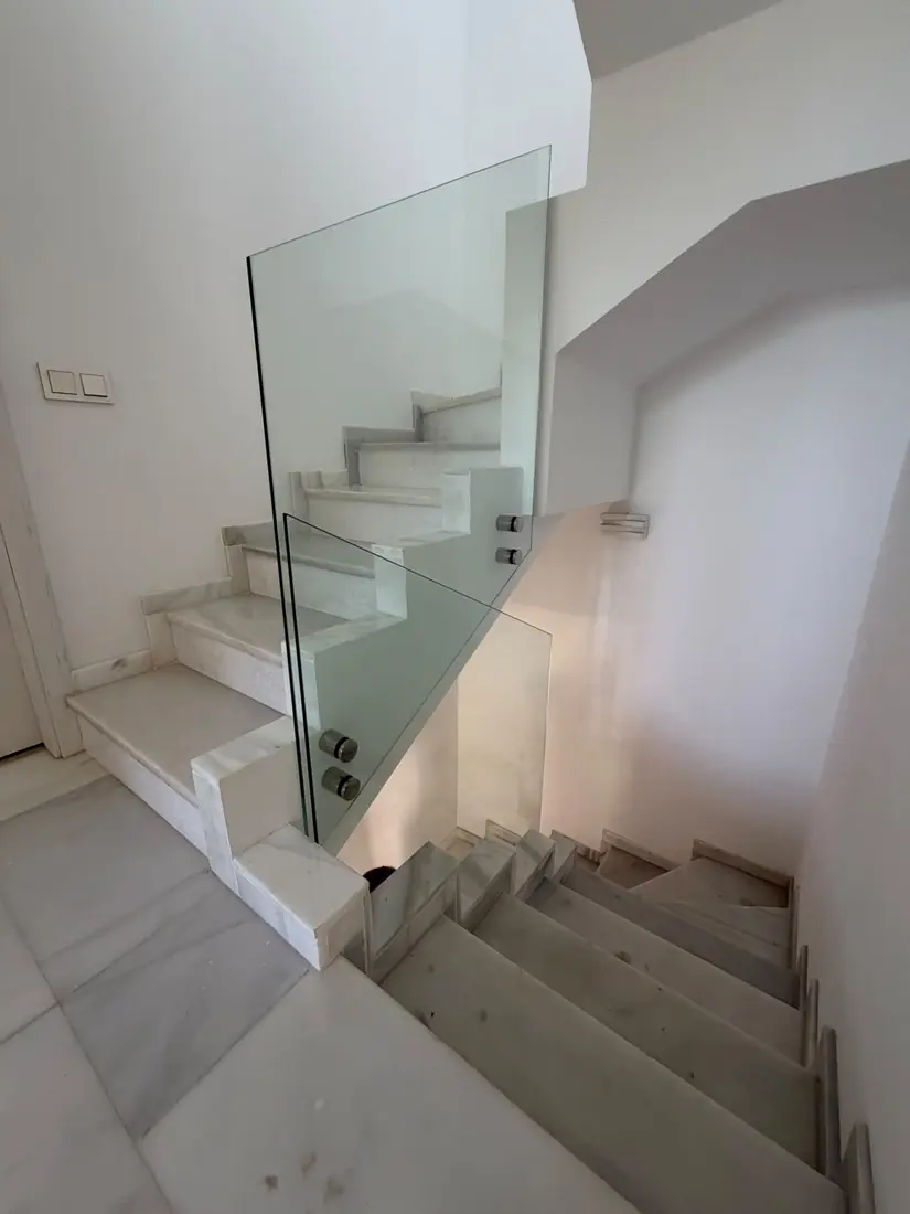 Barandilla de cristal para escalera interior en Marbella