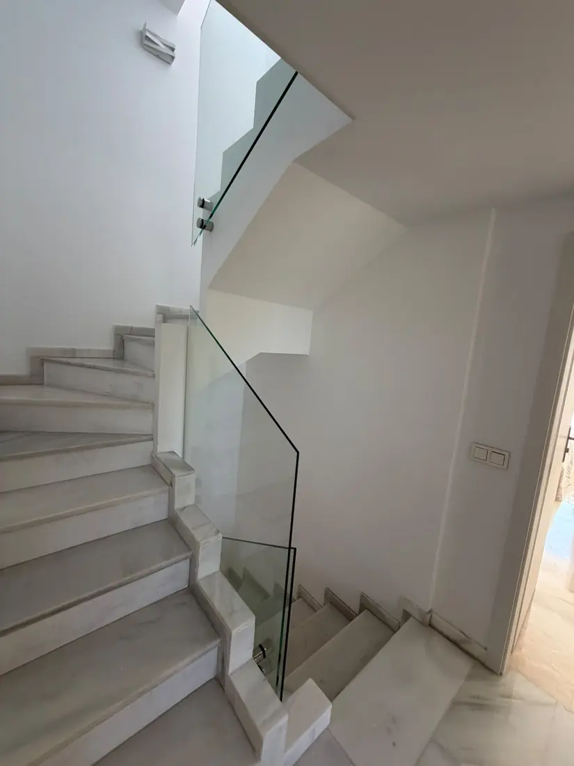 Barandilla de cristal para escalera interior en Marbella