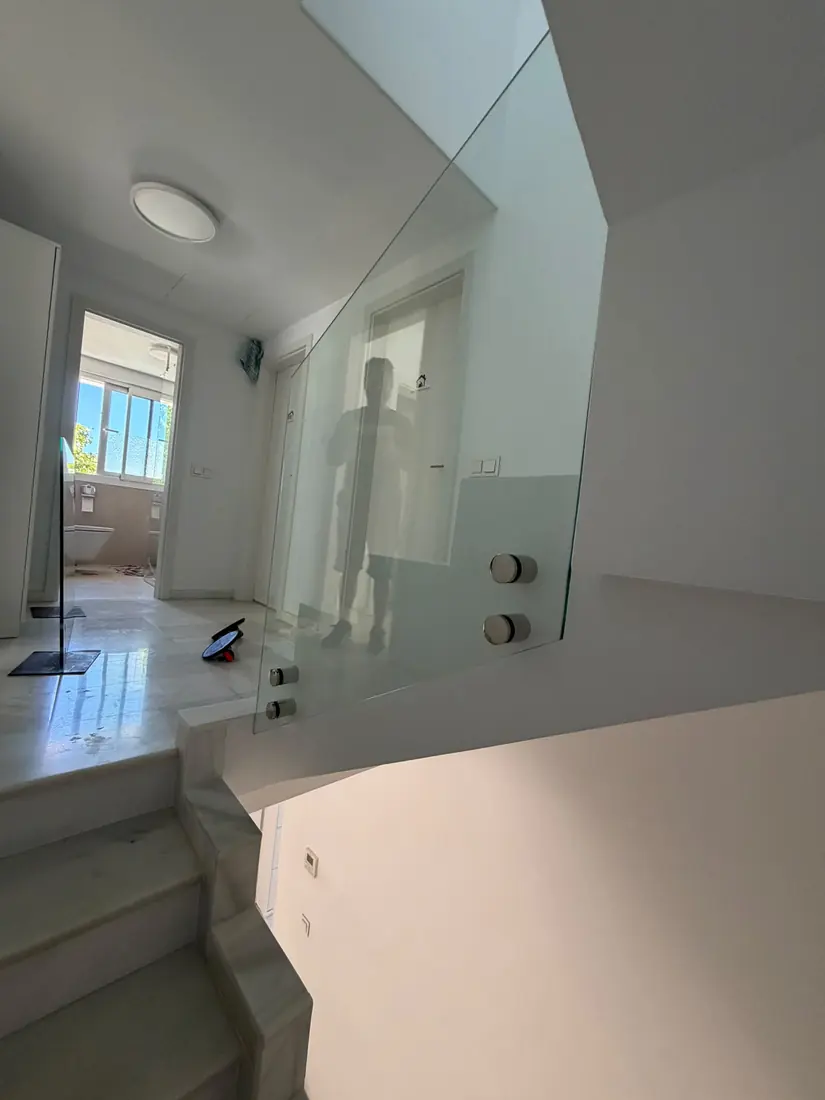 Barandilla de cristal para escalera interior en Marbella