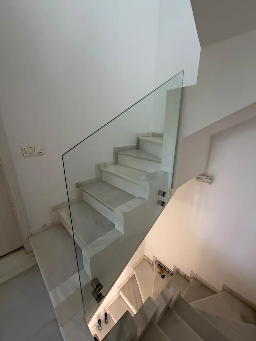 Barandilla de cristal para escalera interior en Marbella
