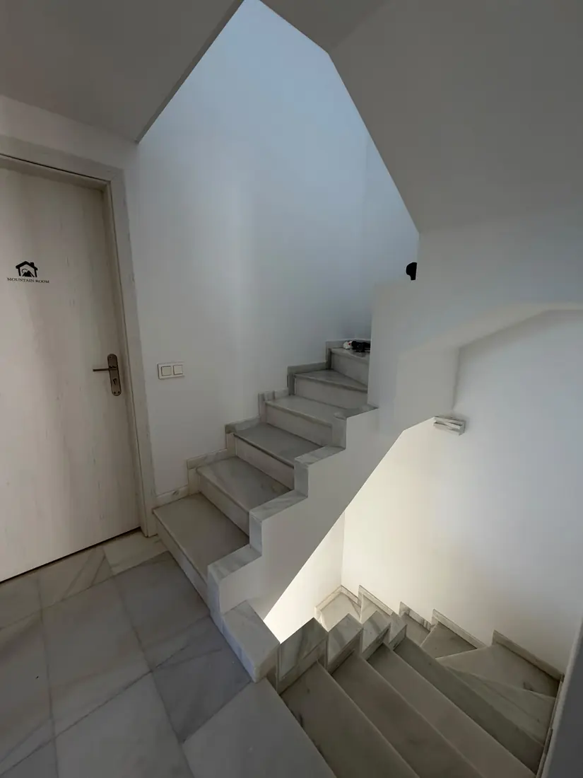 Barandilla de cristal para escalera interior en Marbella