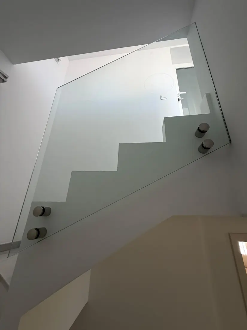Barandilla de cristal para escalera interior en Marbella