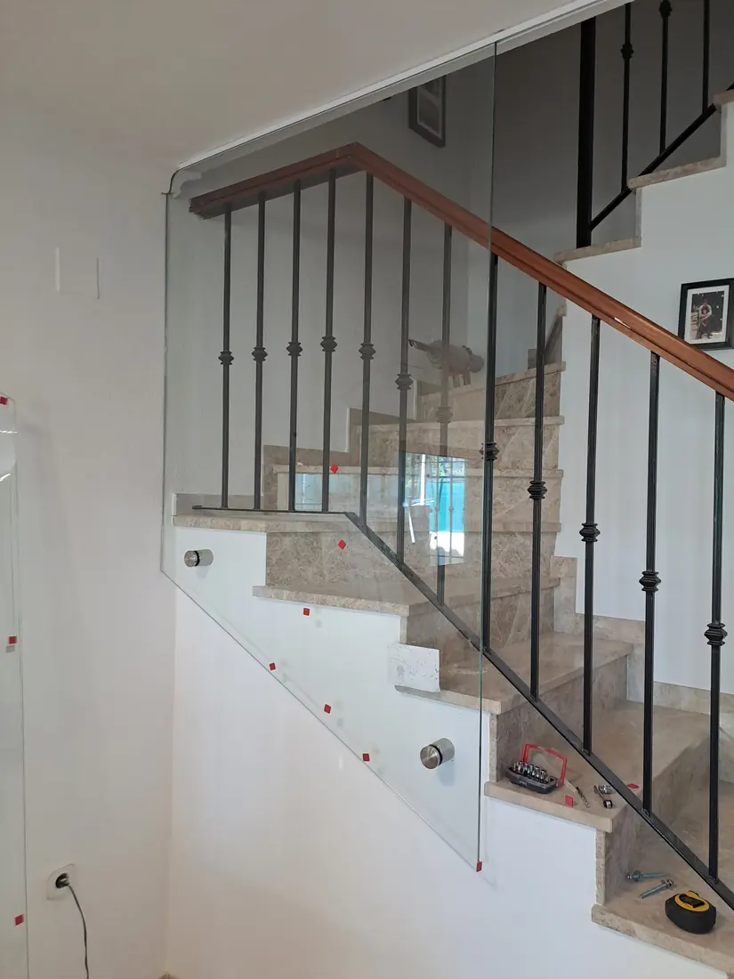 Barandilla de cristal para escalera interior en Marbella