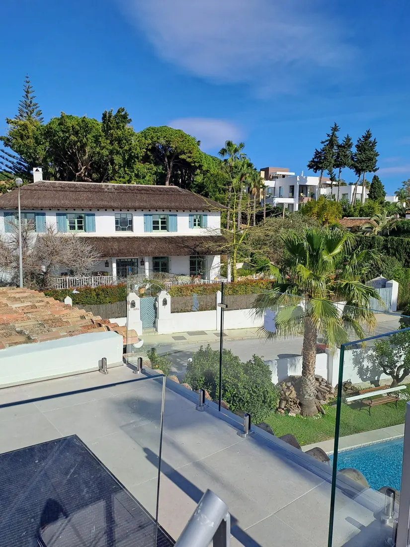 Barandilla de cristal para terraza y piscina en Marbella