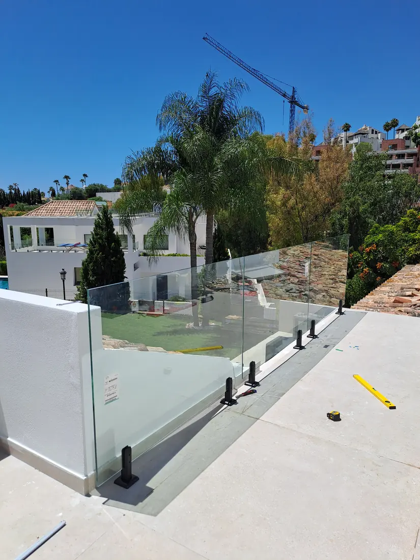 Barandilla de cristal para terraza y piscina en Marbella