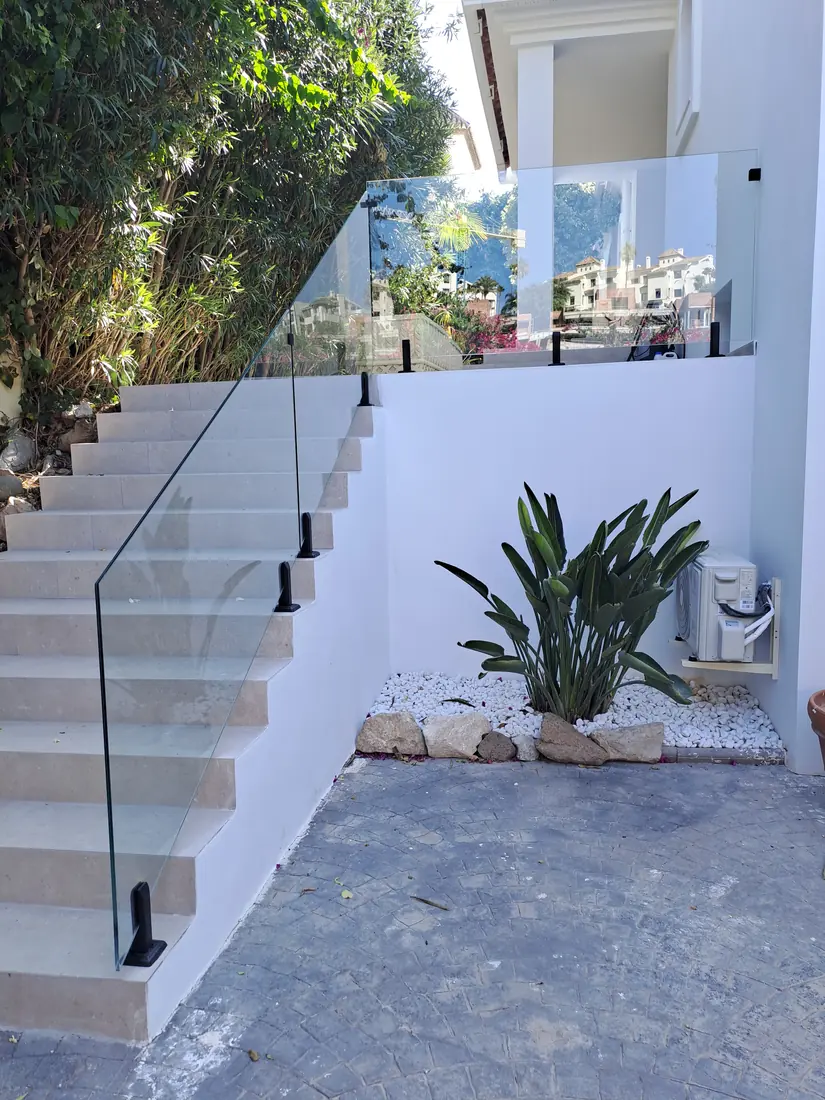 Barandilla de cristal para terraza y piscina en Marbella