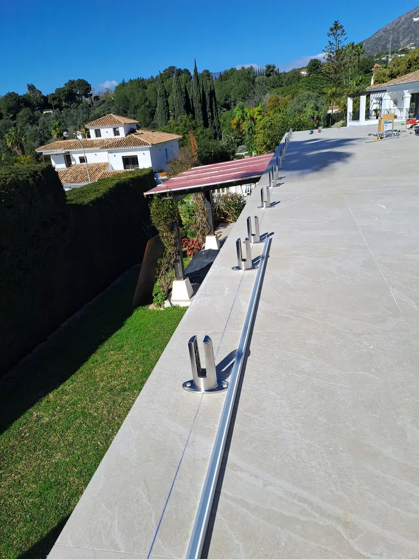Barandilla de cristal para terraza y piscina en Marbella