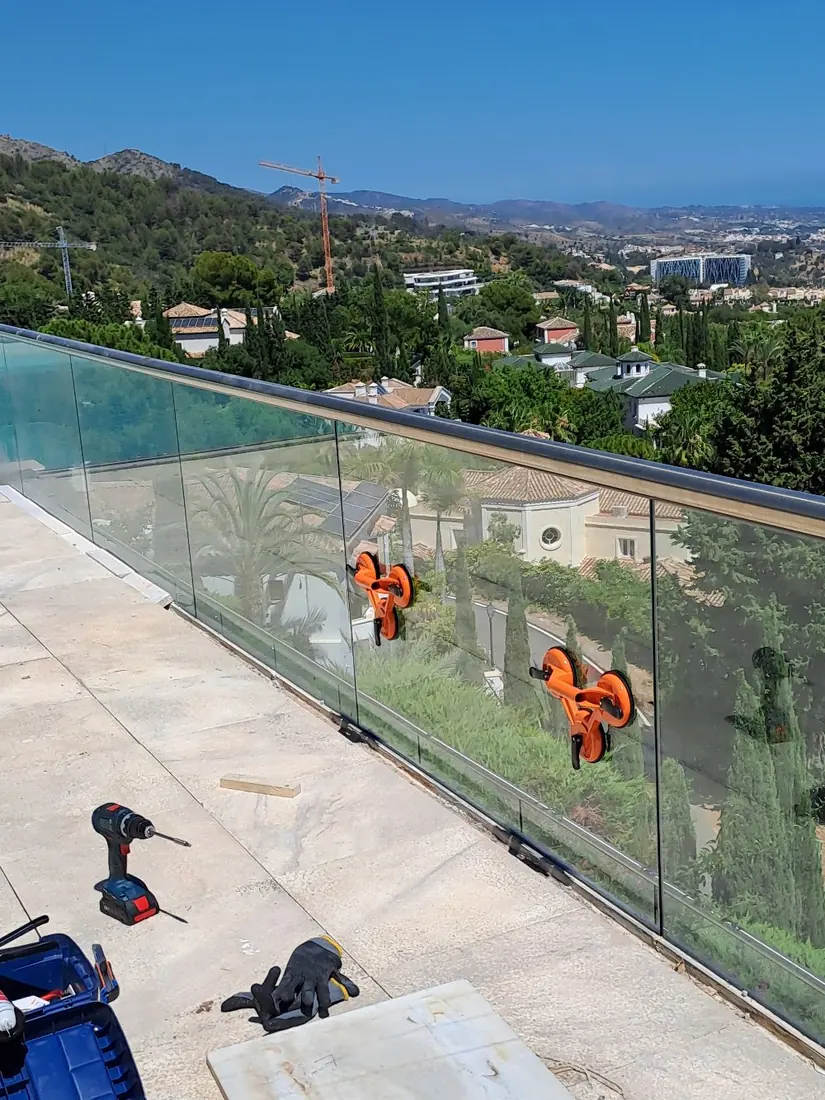 Barandilla de cristal para terraza y piscina en Marbella