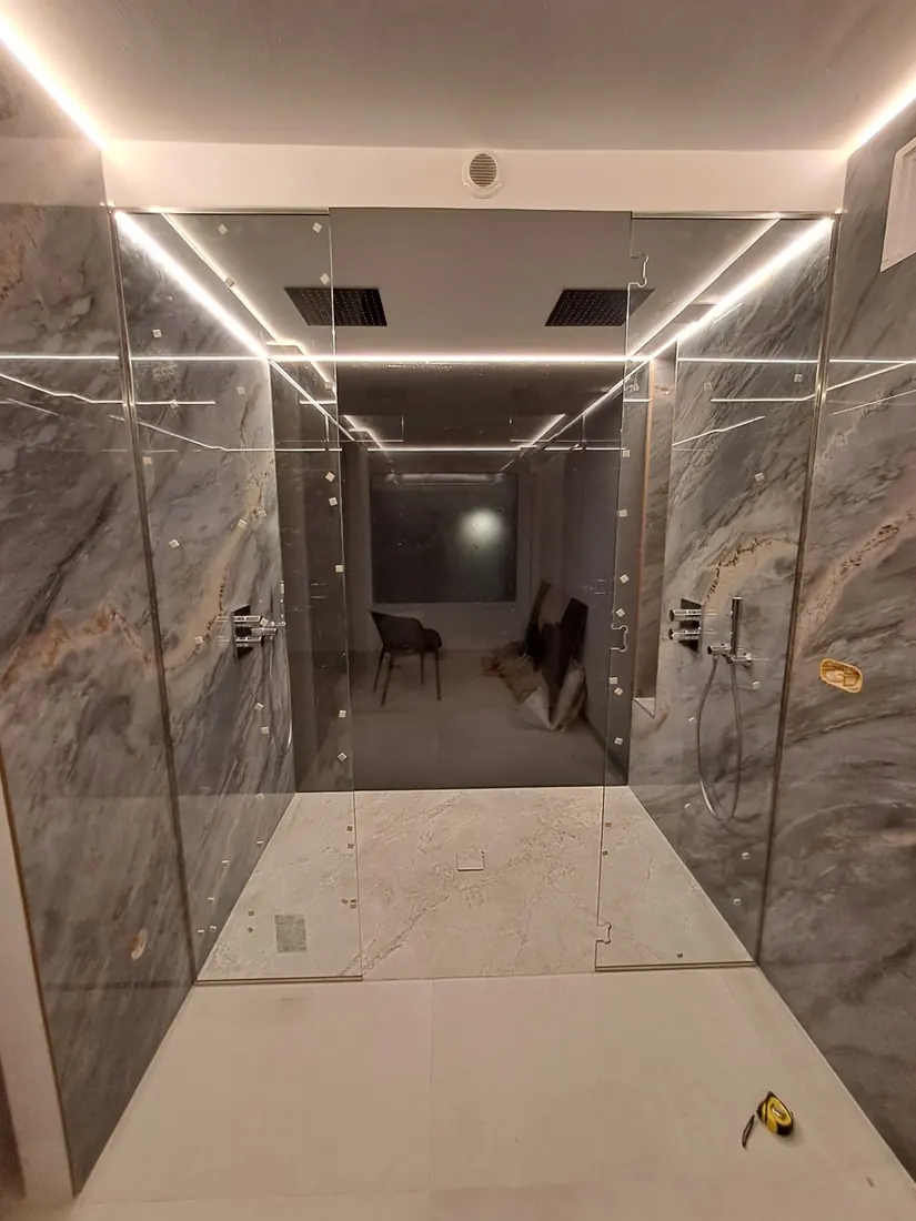 Cerramiento y división de cristal instalado en Marbella