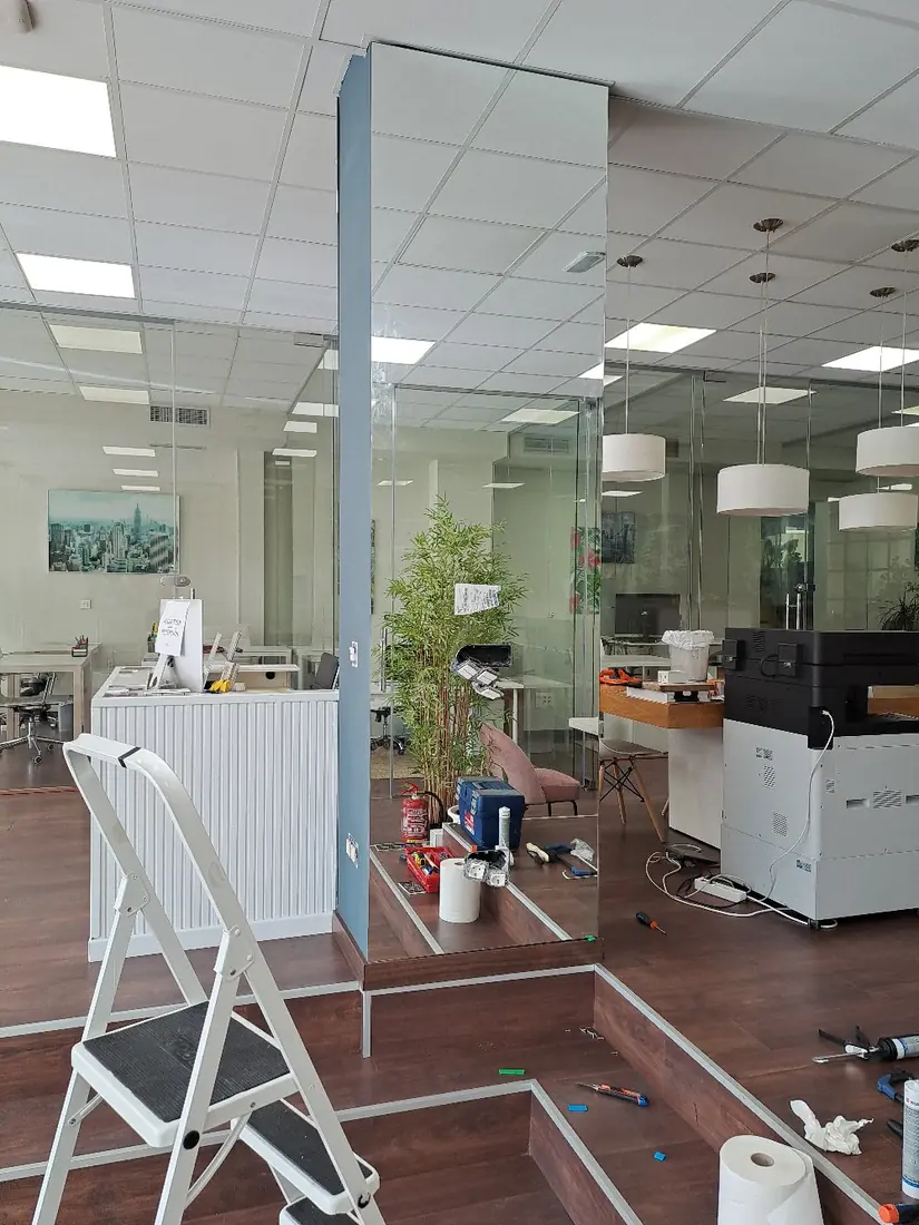 Cerramiento y división de cristal instalado en Marbella