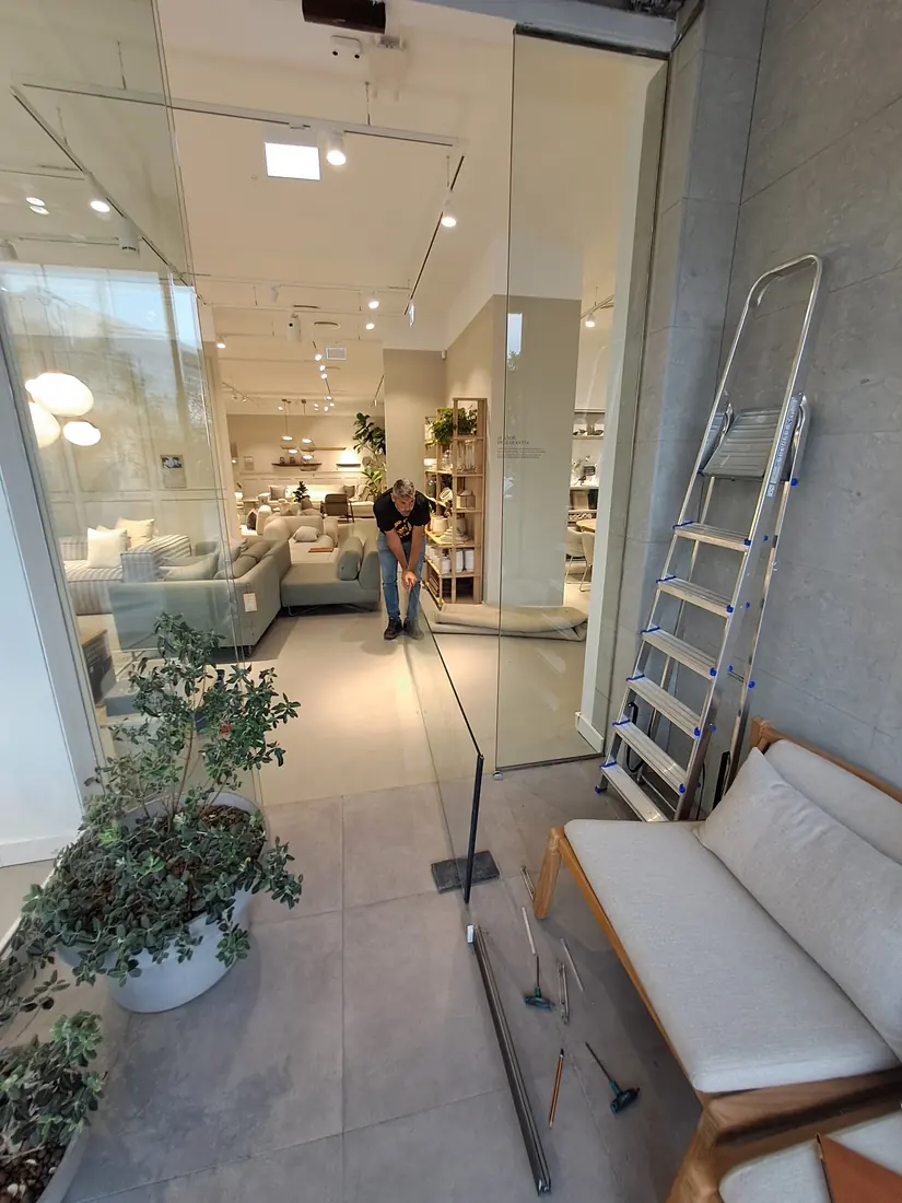 Cerramiento y división de cristal instalado en Marbella