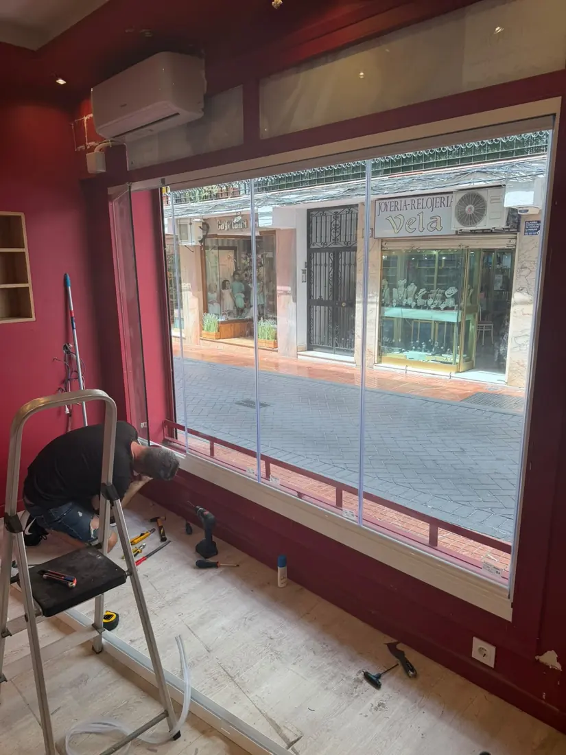 Cristal para escaparate y local comercial en Marbella