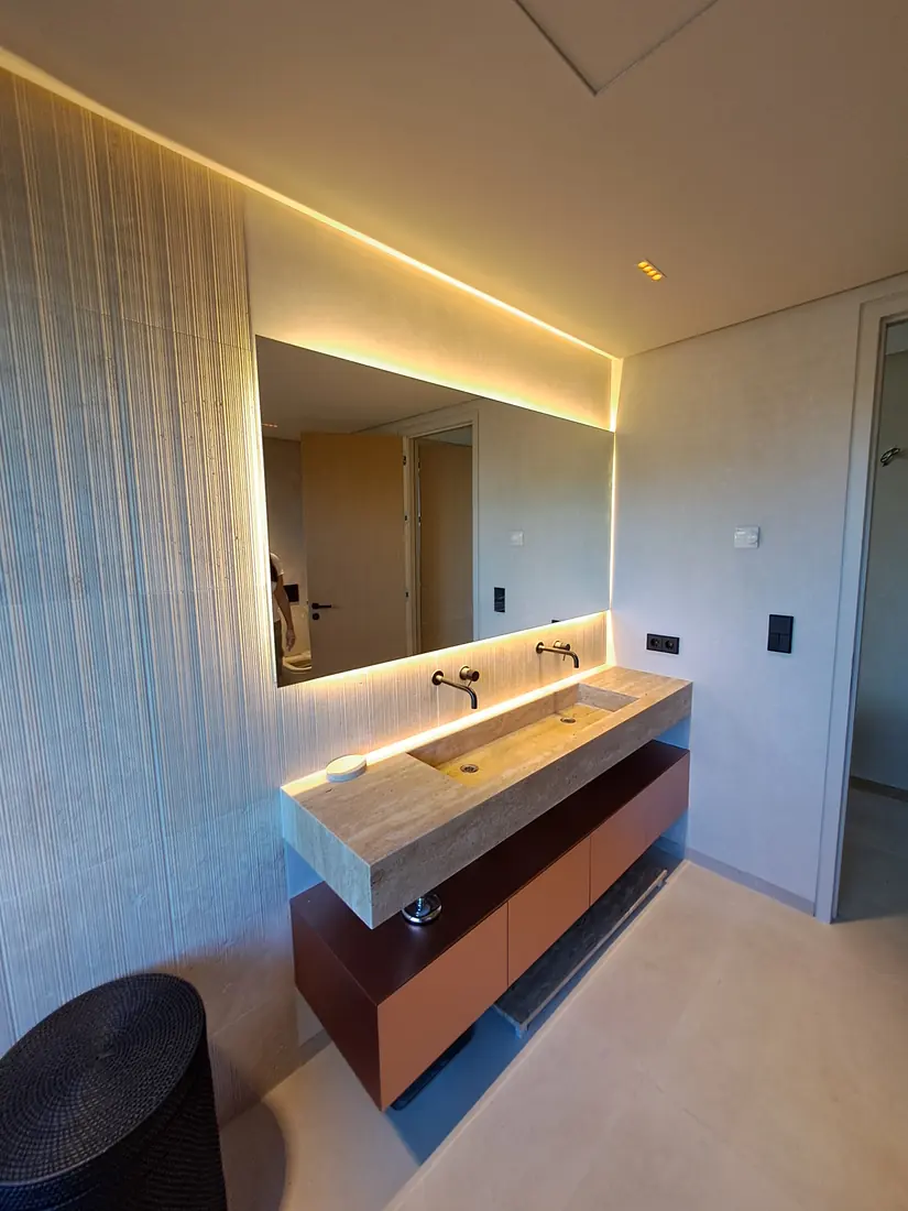 Espejo retroiluminado a medida sobre lavabo doble en Marbella