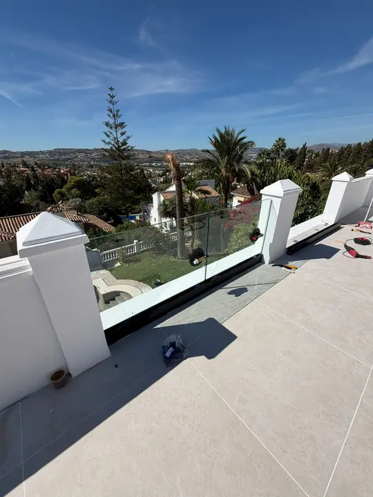 Glass balustrade with a black profile on a roof terrace