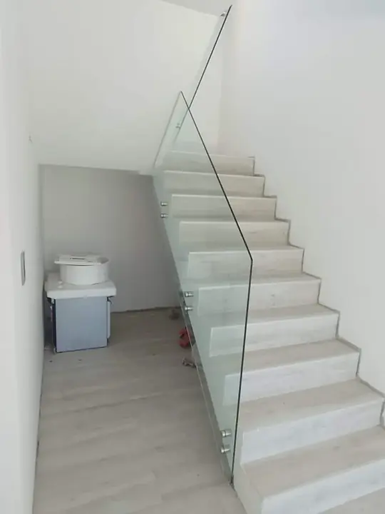 Continuous glass balustrade on a clean-lined staircase