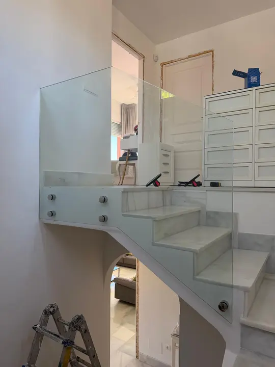 Glass balustrade on a cantilevered staircase