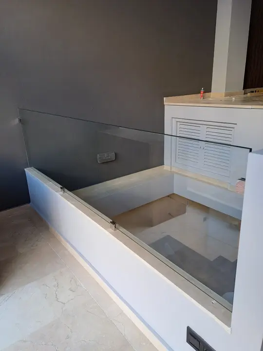 Glass balustrade in a stairwell