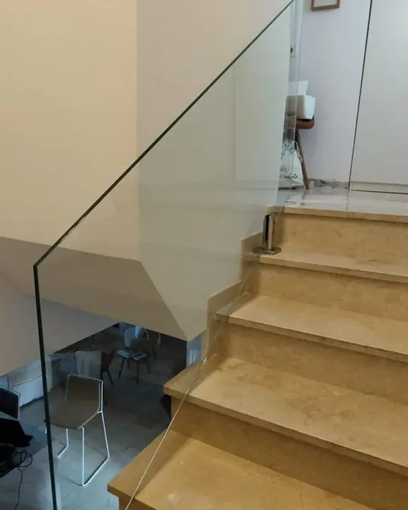 Fitting a 12 mm toughened glass staircase balustrade