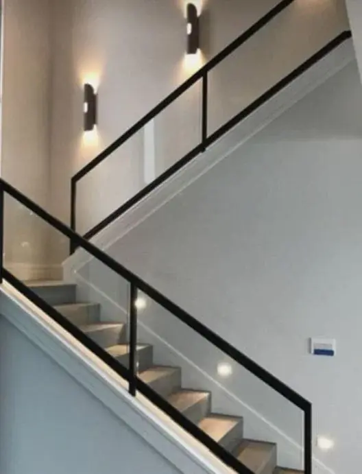Minimalist staircase balustrade with a black profile