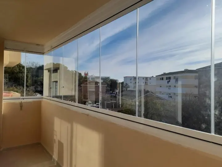 Panoramic glazing without vertical profiles on a balcony