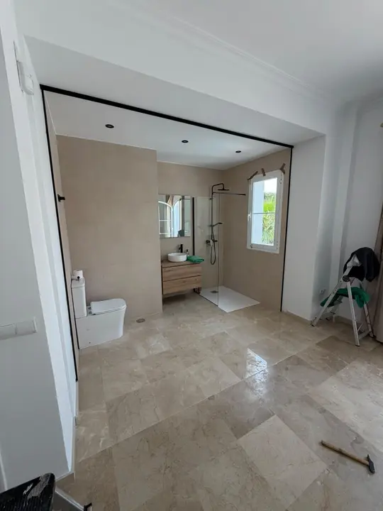 Glass partition with black profiles in an en-suite bathroom