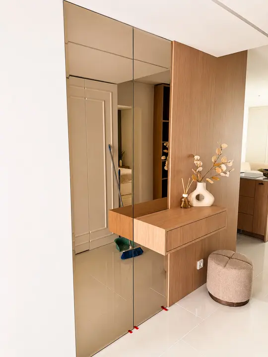 Bronze-tinted mirror in an entrance hall
