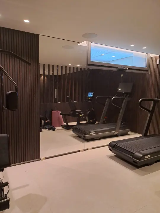 Full-wall mirror in a private gym