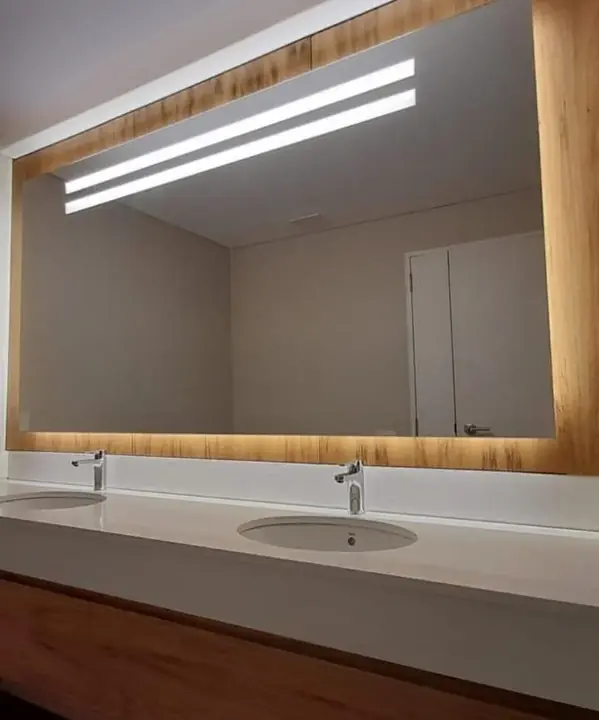 Made-to-measure mirror with LED lighting and a wooden frame