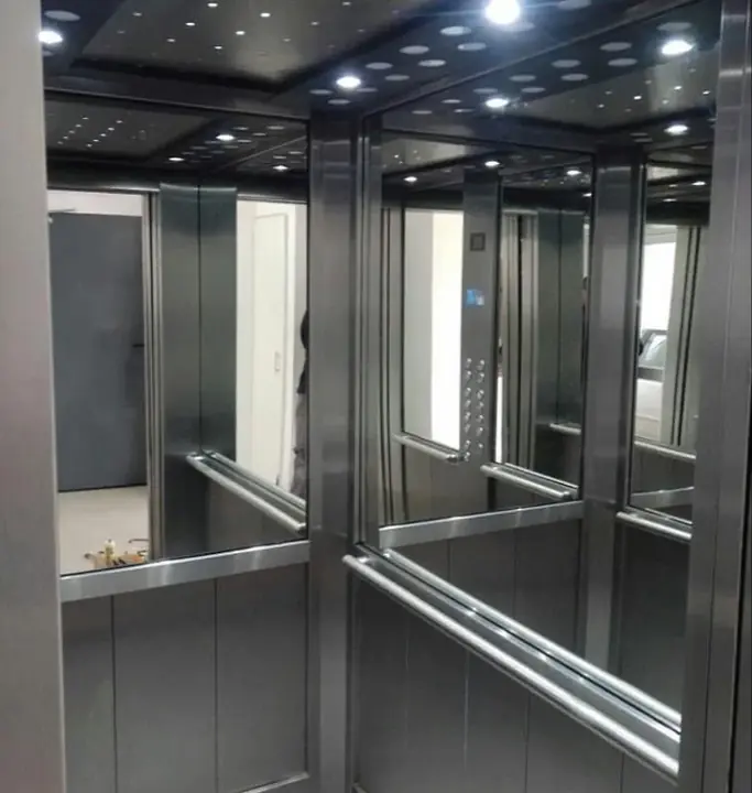 Mirror cladding in a lift car
