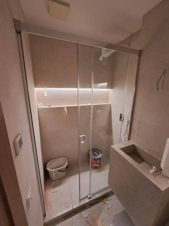 Sliding shower screen with an illuminated niche