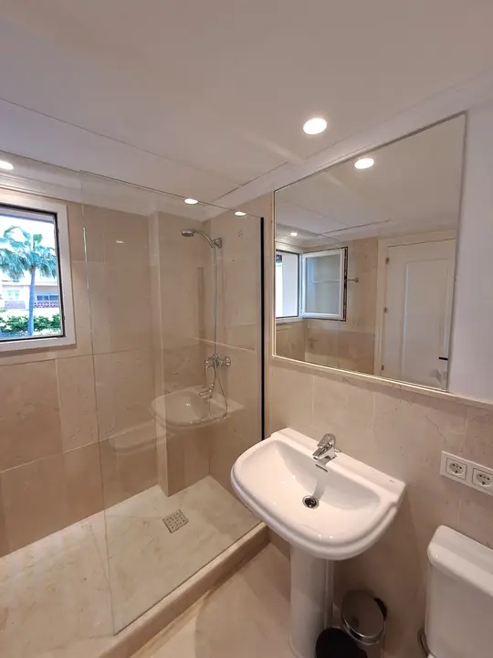 Made-to-measure shower screen and mirror in a bathroom