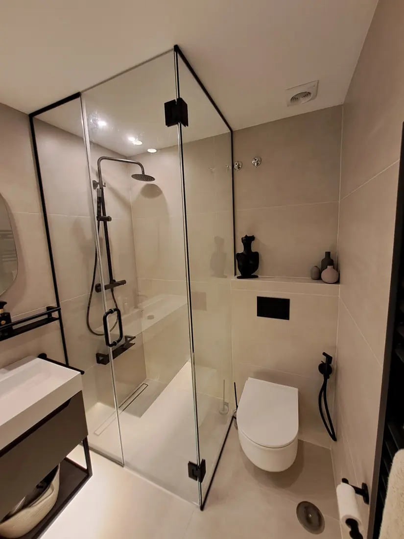 Mampara de baño de cristal templado con perfil negro en Marbella