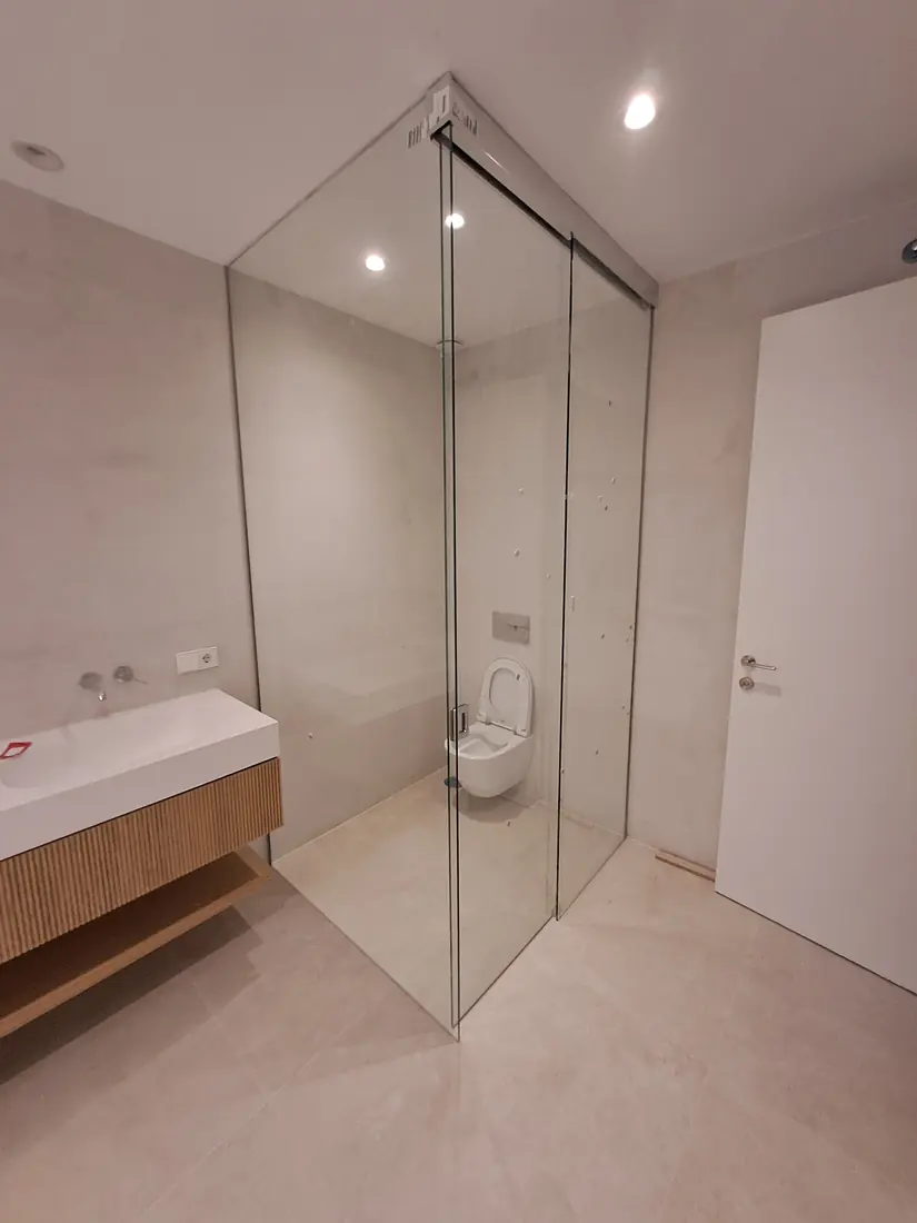 Mampara de baño de cristal a medida instalada en Marbella