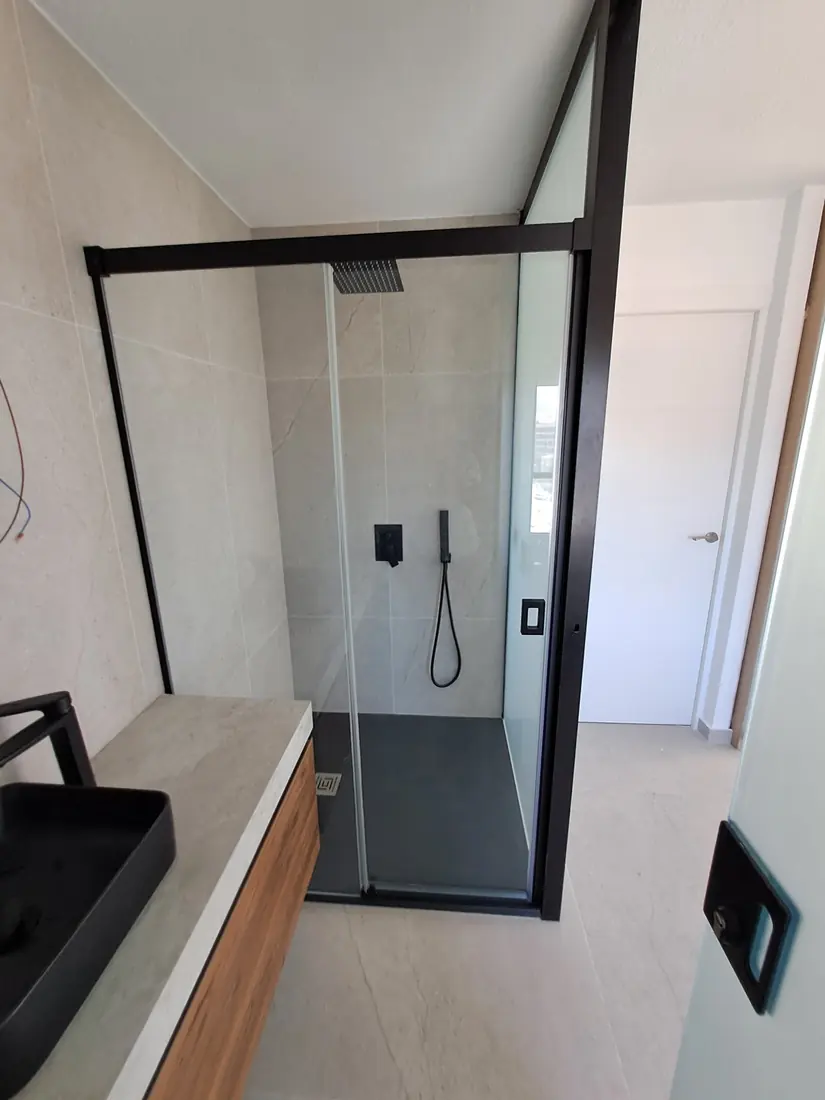 Mampara de baño de cristal a medida instalada en Marbella