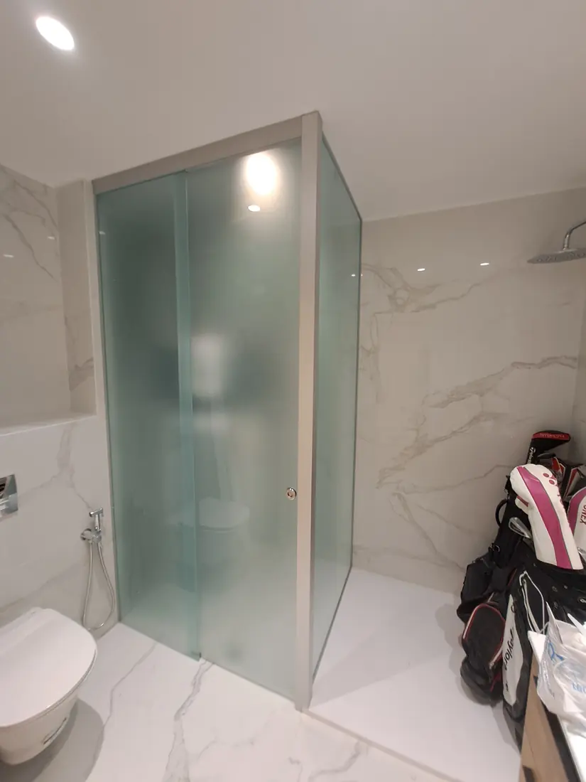 Mampara de baño de cristal a medida instalada en Marbella