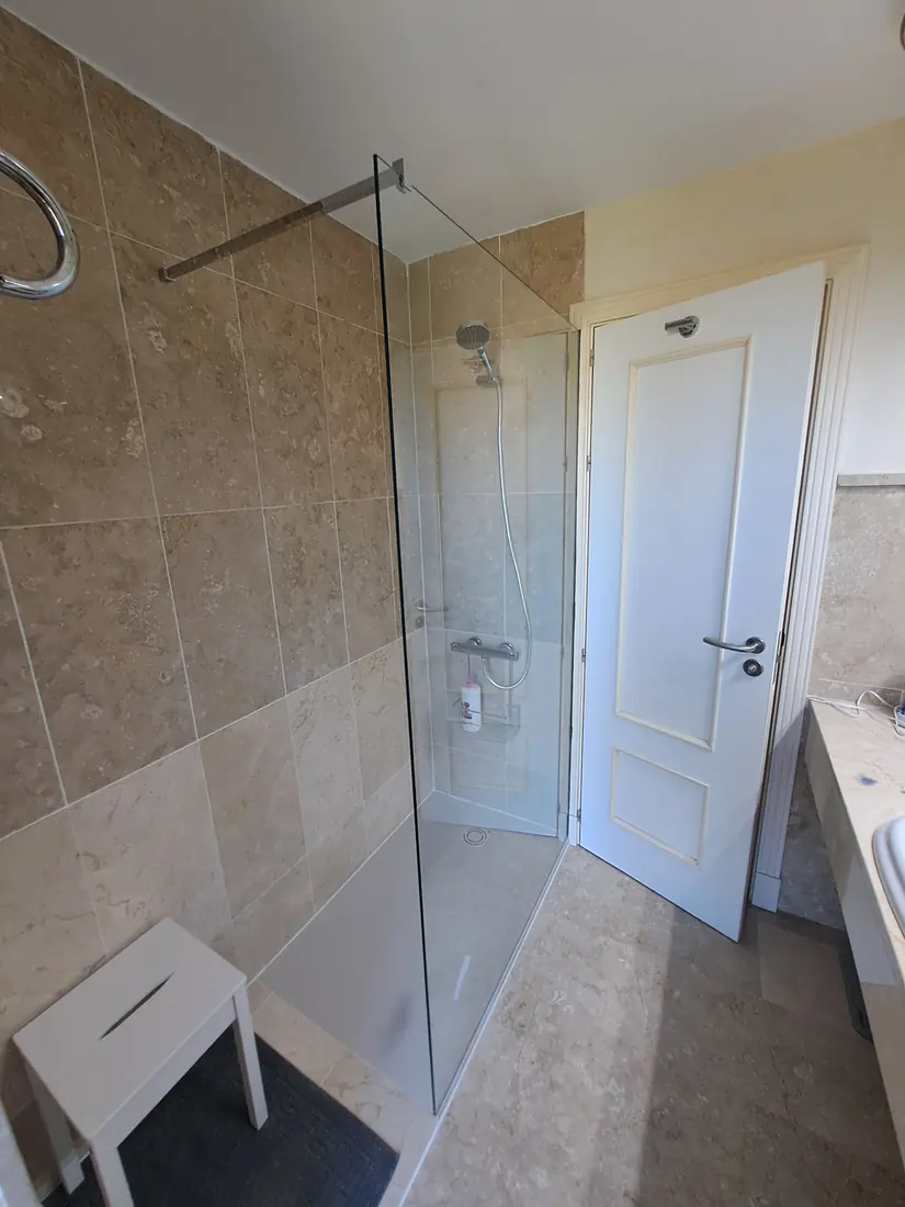 Mampara de baño de cristal a medida instalada en Marbella