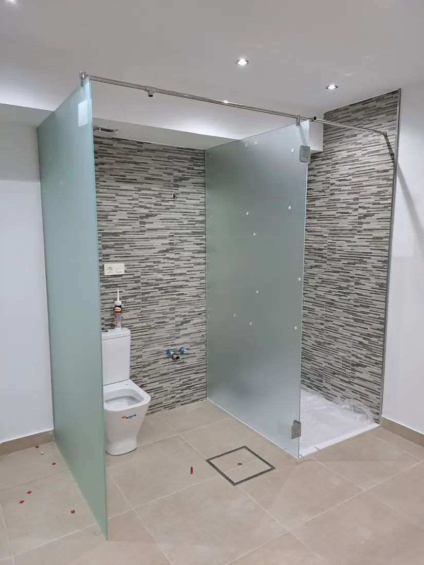 Mampara de baño de cristal a medida instalada en Marbella