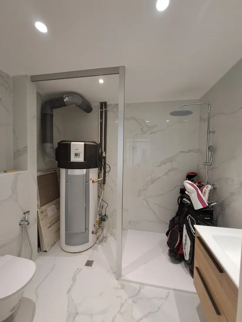 Mampara de baño de cristal a medida instalada en Marbella