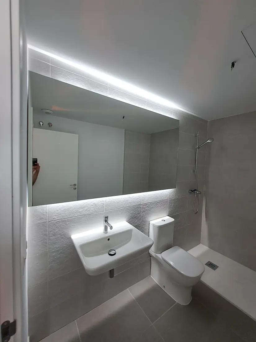 Mampara de baño de cristal a medida instalada en Marbella