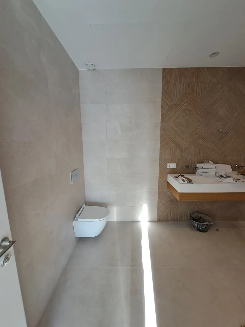 Mampara de baño de cristal a medida instalada en Marbella
