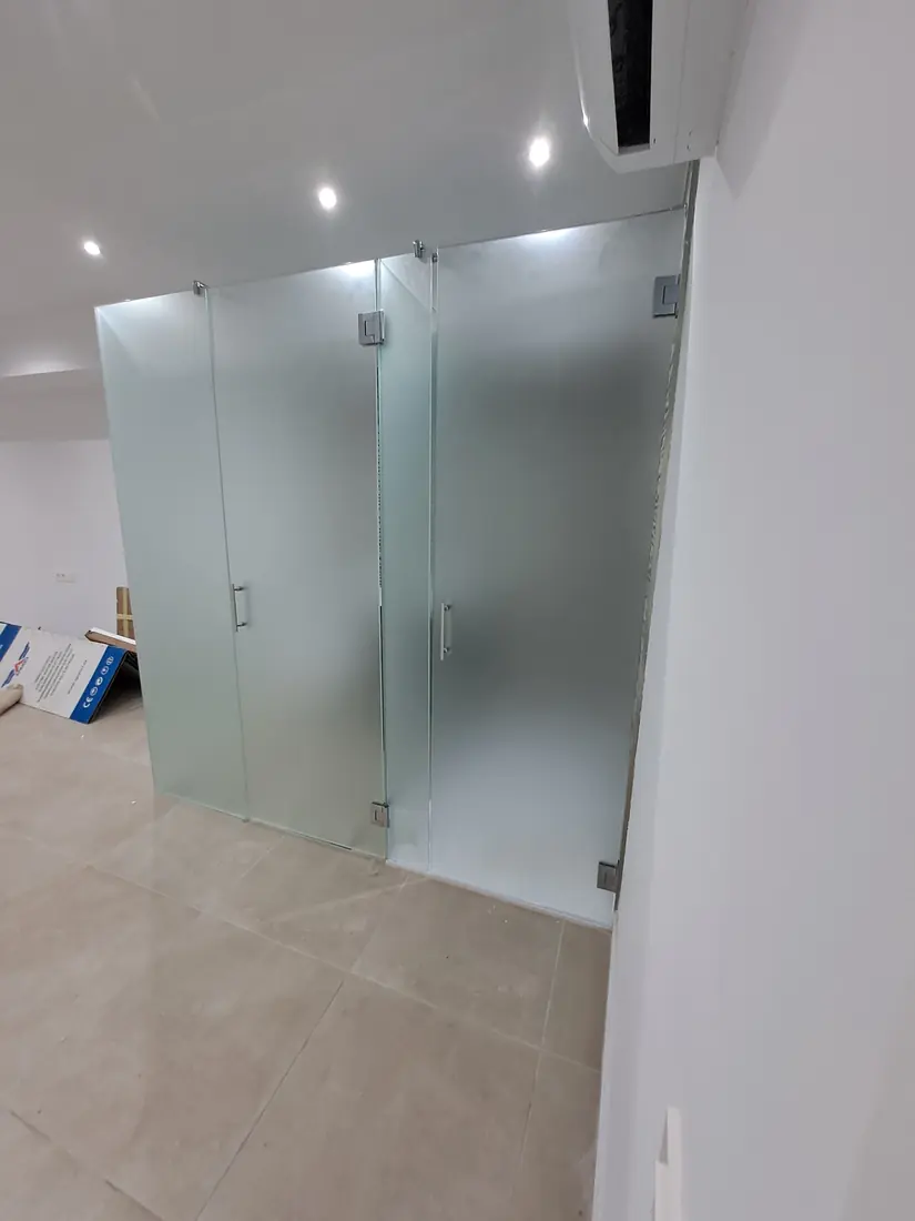 Mampara de baño de cristal a medida instalada en Marbella